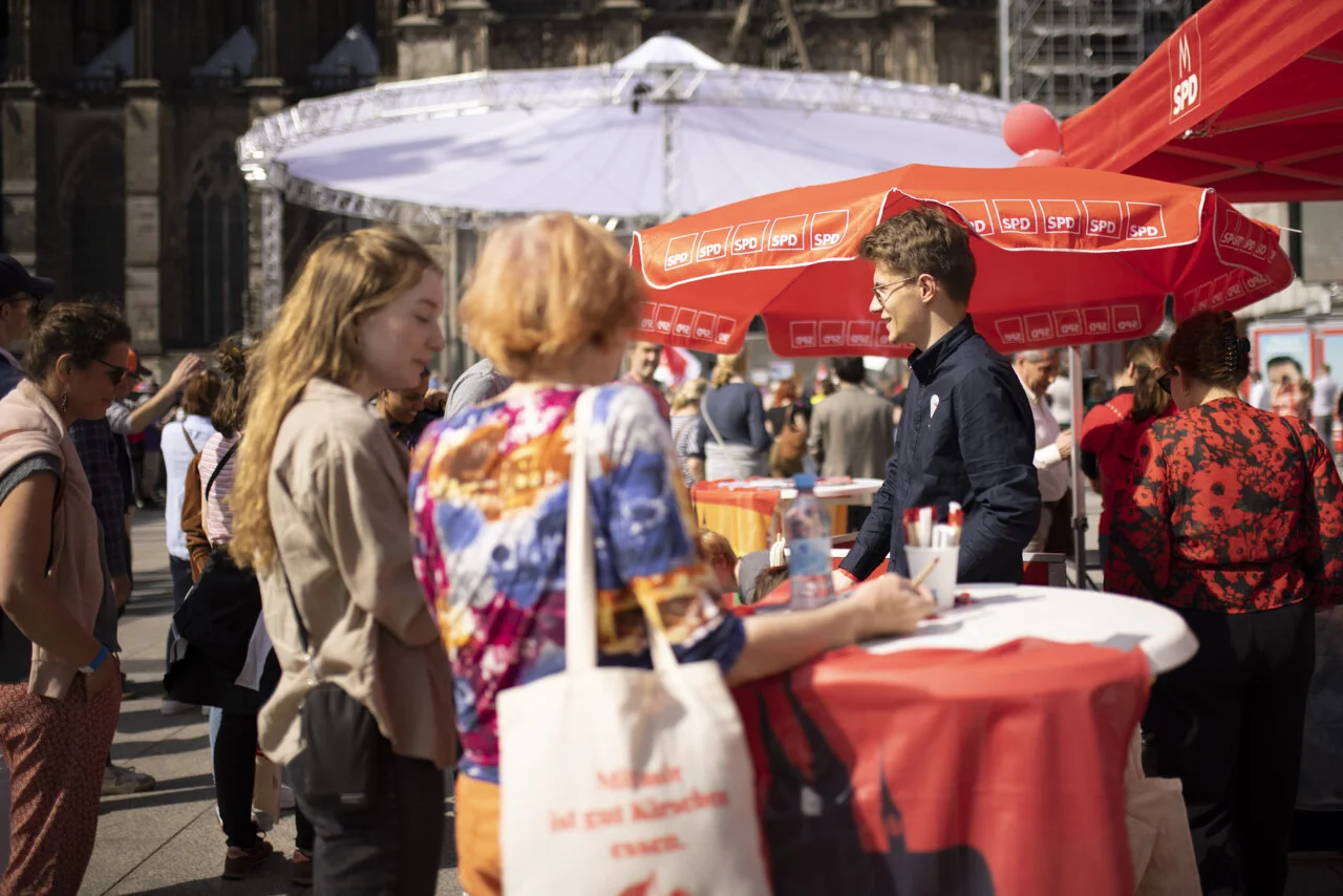 Menschen am Wahlkampf-Infostand